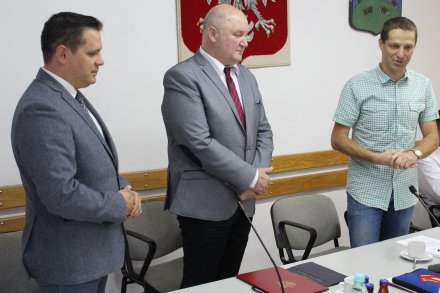 Podziękowanie za promesę na remont drogi składa przewodniczący Rady Miasta Janusz Podżorski